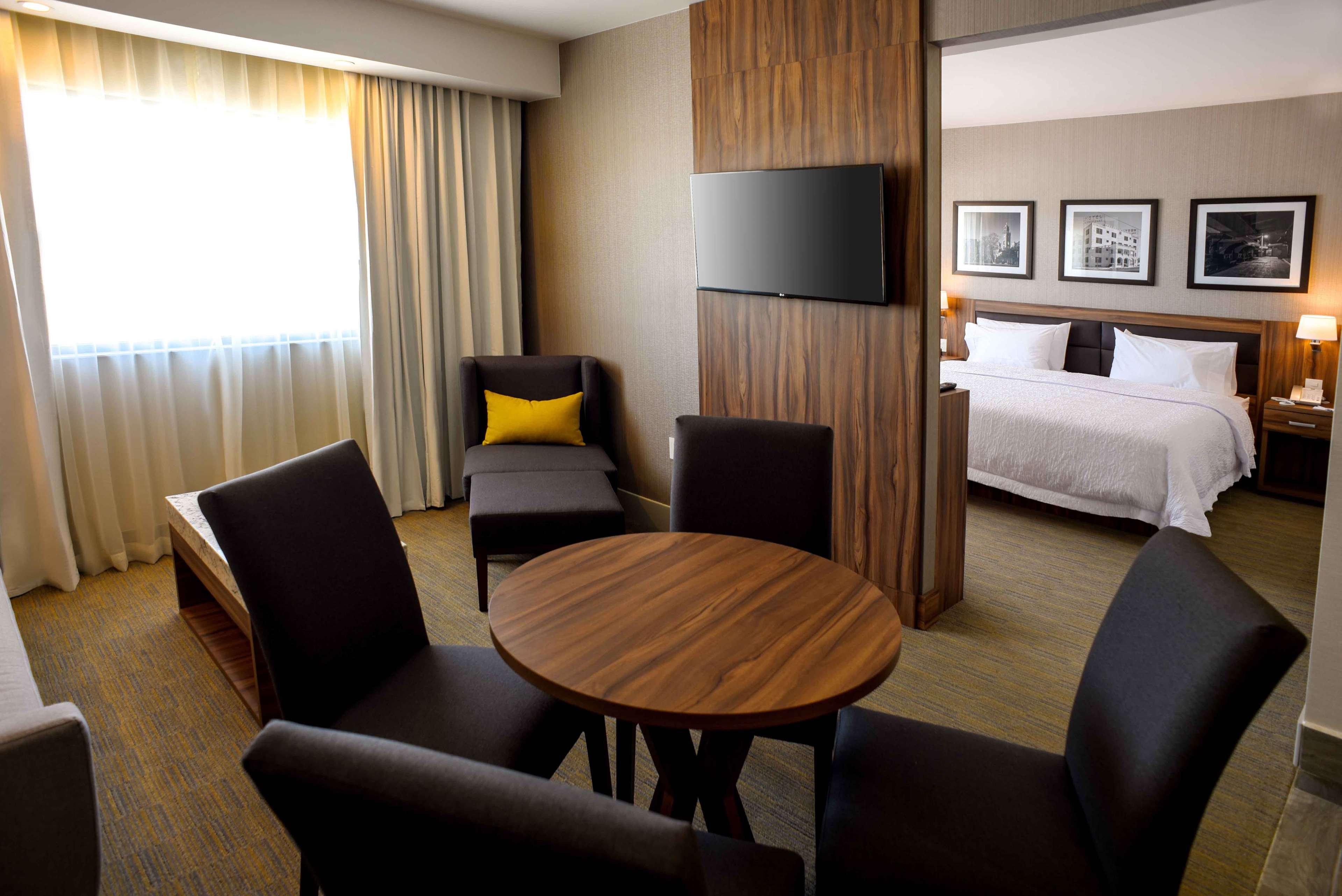 Hampton Inn Пиедрас Неграс Екстериор снимка