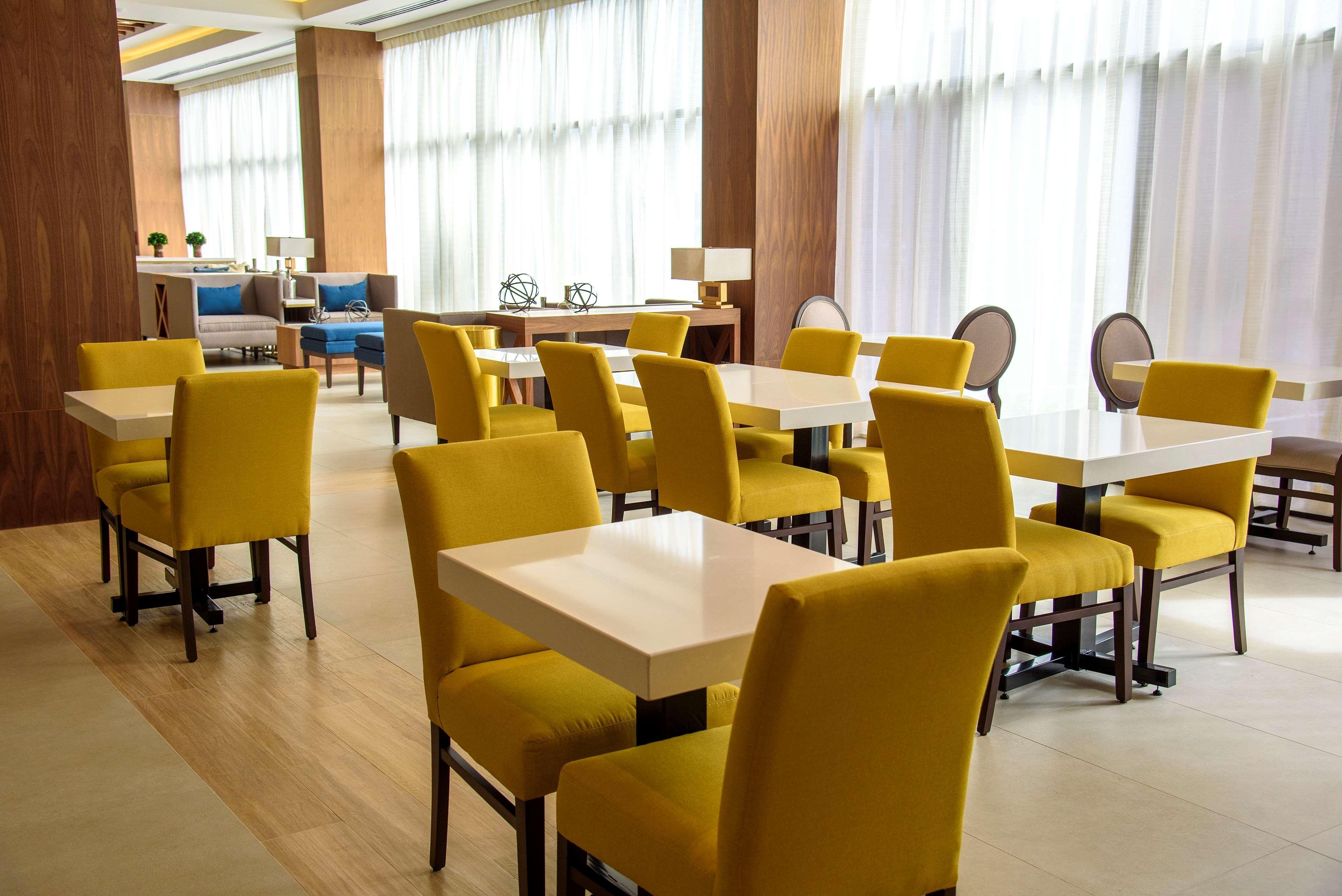 Hampton Inn Пиедрас Неграс Екстериор снимка