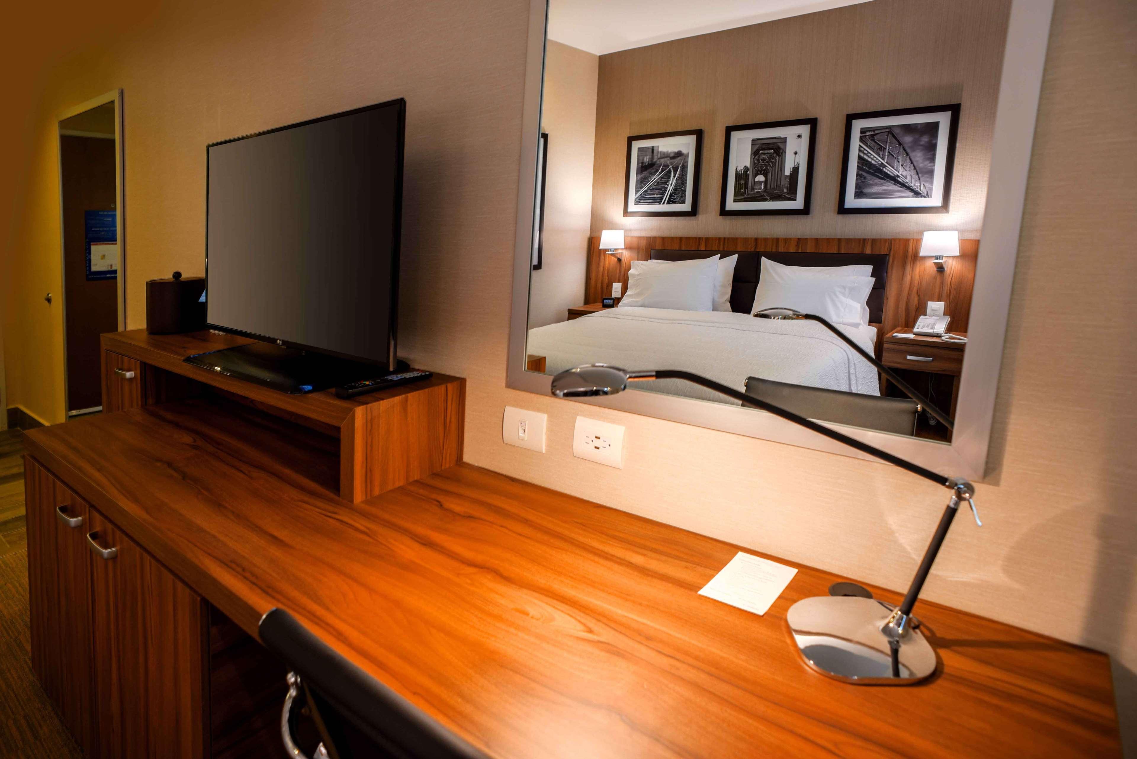 Hampton Inn Пиедрас Неграс Екстериор снимка