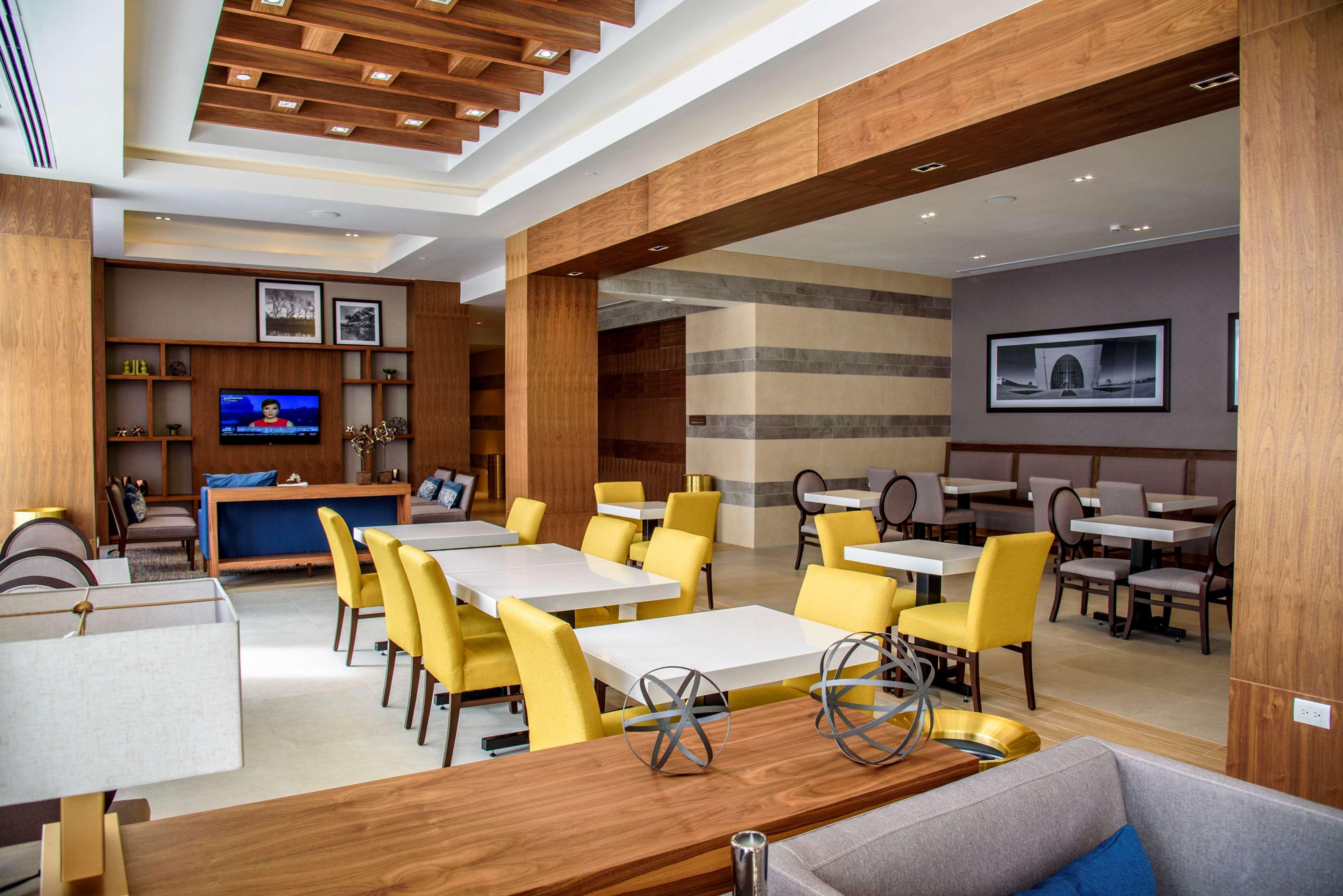 Hampton Inn Пиедрас Неграс Екстериор снимка