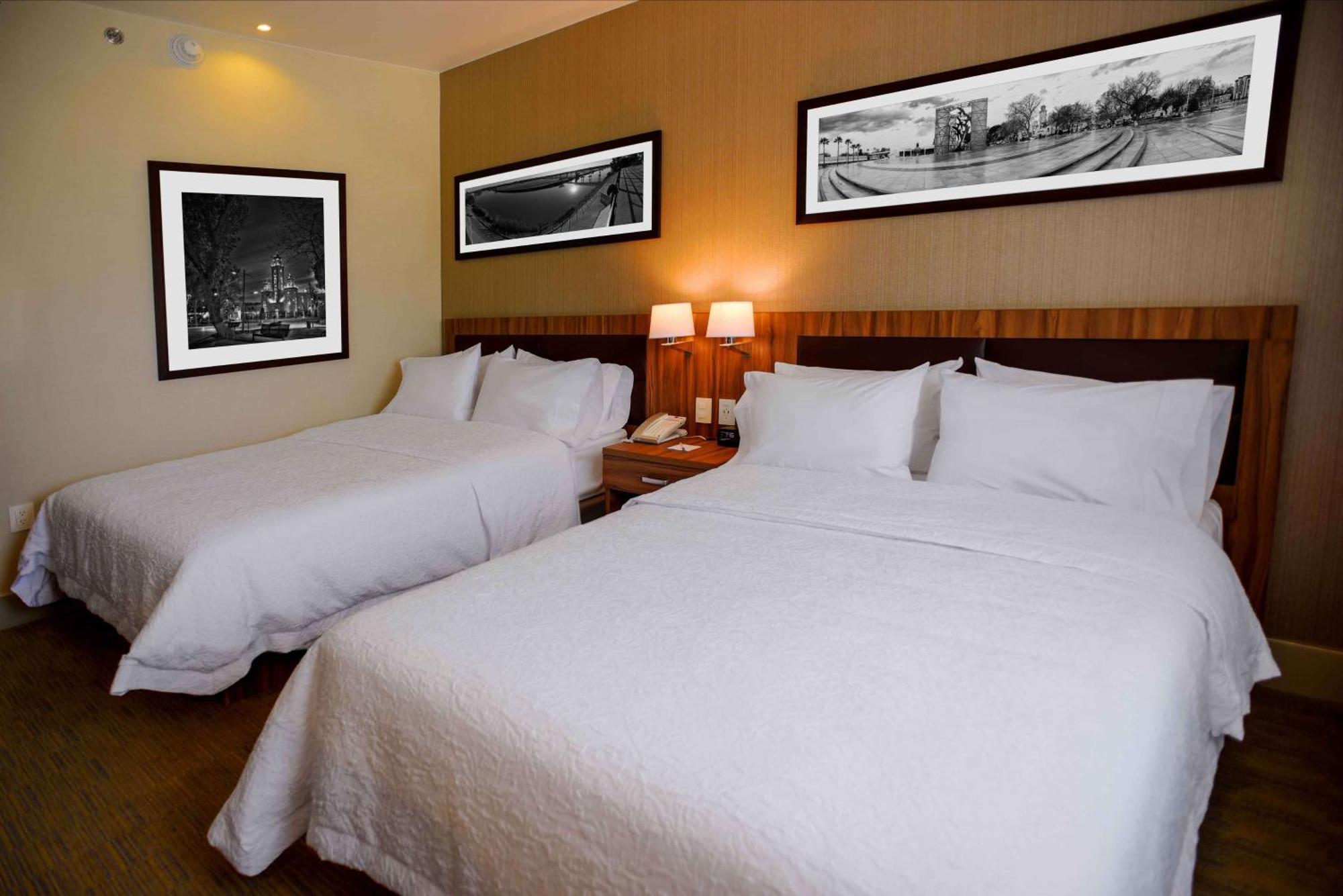 Hampton Inn Пиедрас Неграс Екстериор снимка