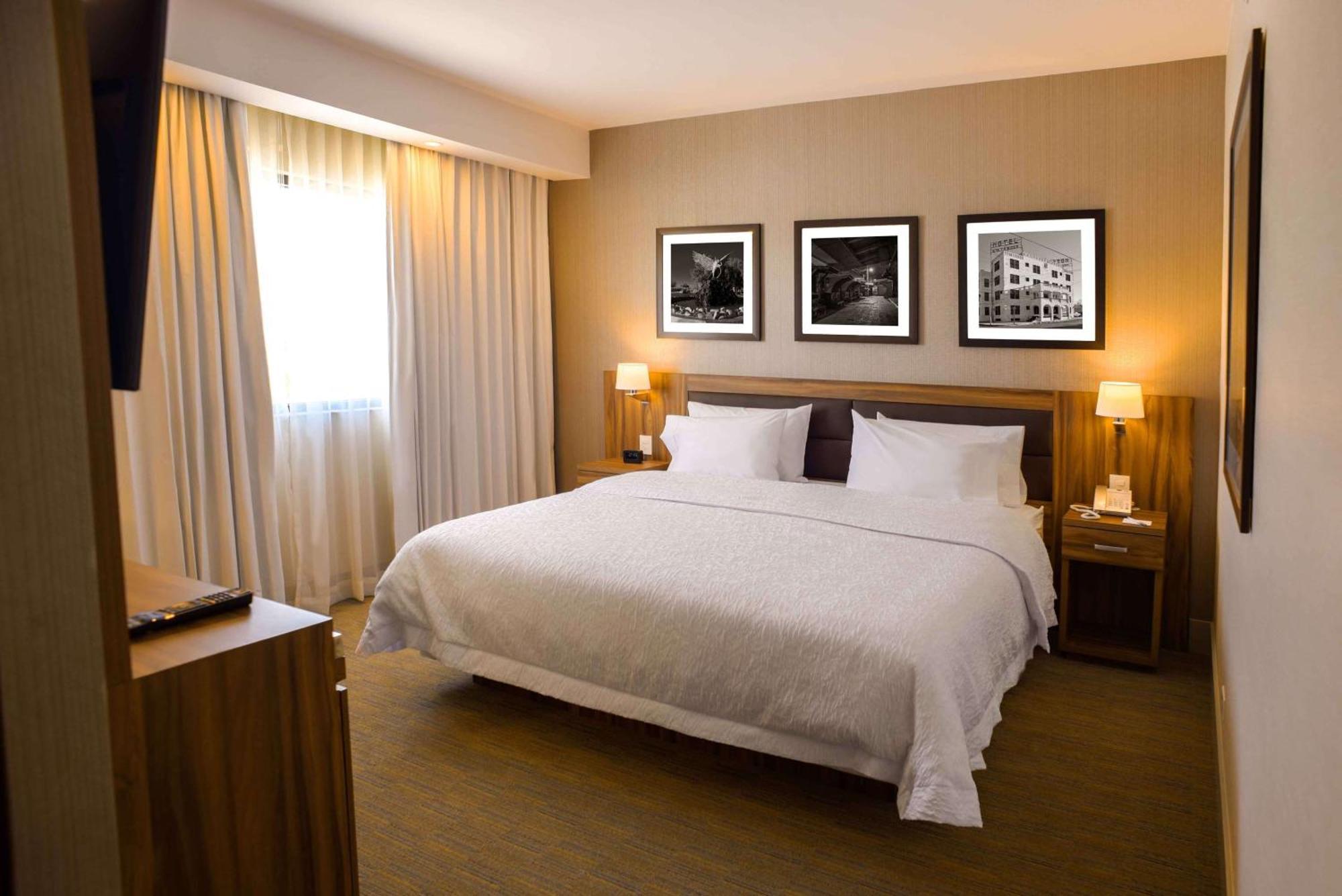 Hampton Inn Пиедрас Неграс Екстериор снимка