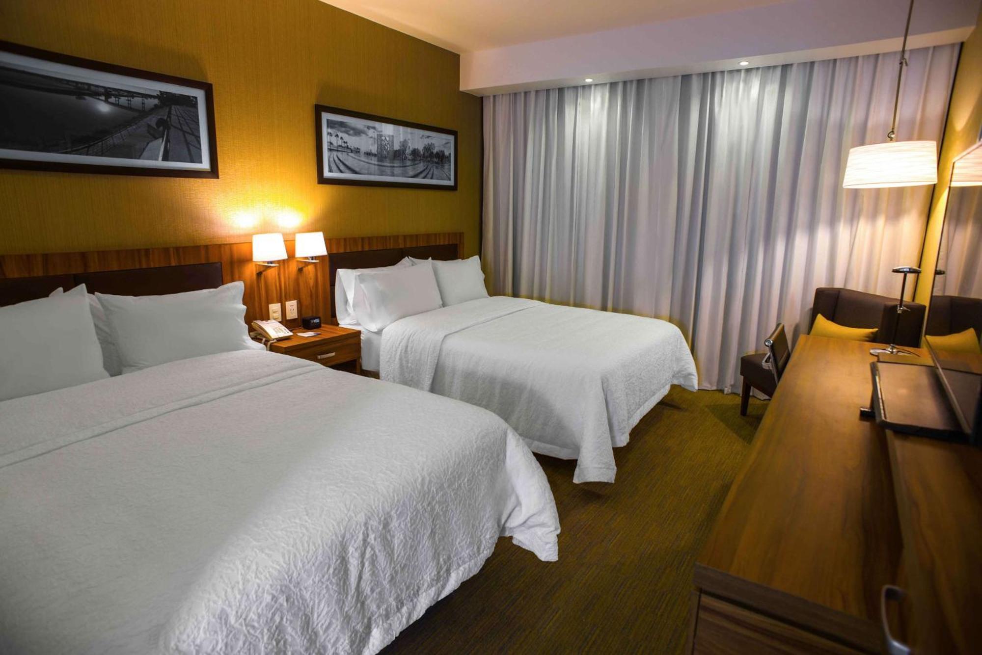 Hampton Inn Пиедрас Неграс Екстериор снимка