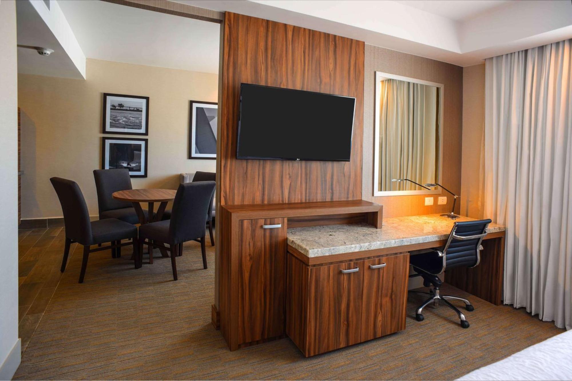 Hampton Inn Пиедрас Неграс Екстериор снимка