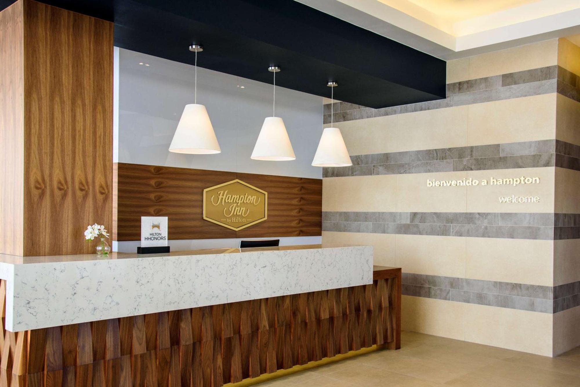 Hampton Inn Пиедрас Неграс Екстериор снимка