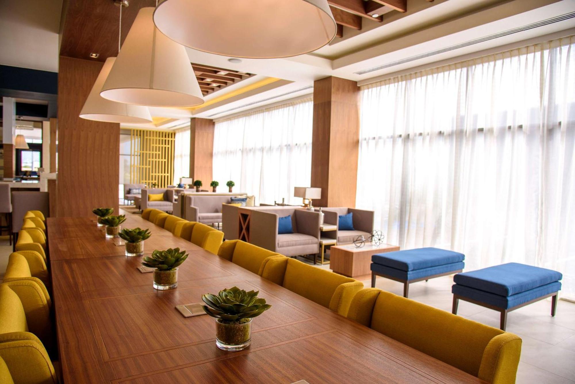 Hampton Inn Пиедрас Неграс Екстериор снимка